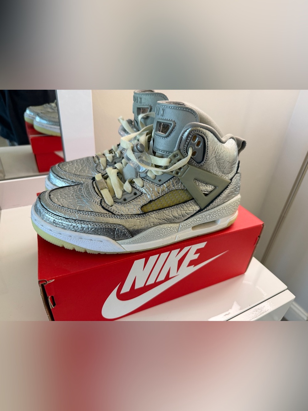 Nike Jordan 4 silver gray glow in the dark sneakers women’s 8